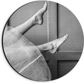 Dibond Wandcirkel - Ballerina Voetjes ( Zwart Wit) - 20x20cm Foto op Aluminium Wandcirkel (met ophangsysteem)