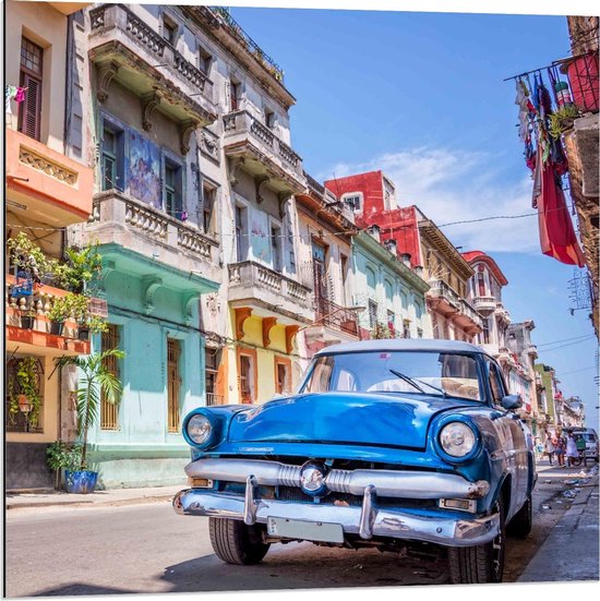 Dibond - Blauwe Auto in Straat in Cuba - 80x80cm Foto op Aluminium (Wanddecoratie van metaal)