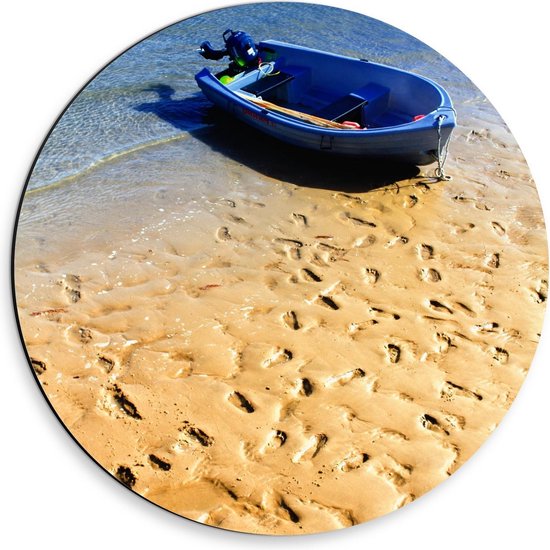 Dibond Wandcirkel - Blauw Bootje aan de Blauwe Zee - 30x30cm Foto op Aluminium Wandcirkel (met ophangsysteem)