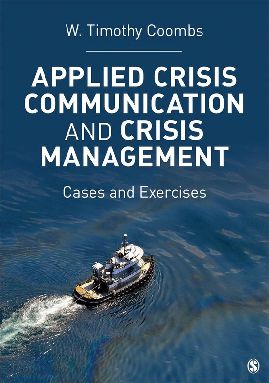 Couverture du livre : "Applied Crisis Communication and Crisis Management" avec un remorqueur dans une nappe de pétrole.