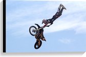 Canvas  - Motorcrosser in de Lucht met Motor - 60x40cm Foto op Canvas Schilderij (Wanddecoratie op Canvas)