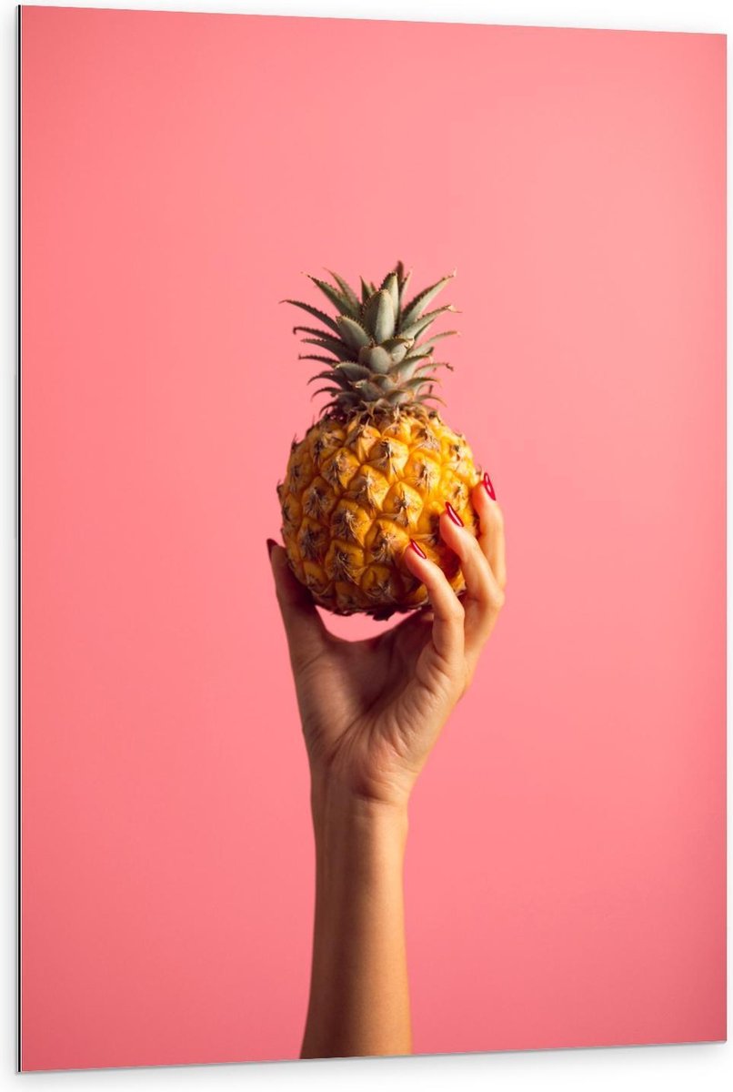 Dibond - Ananas in Hand op Roze Achtergrond - 80x120cm Foto op Aluminium (Wanddecoratie van metaal)