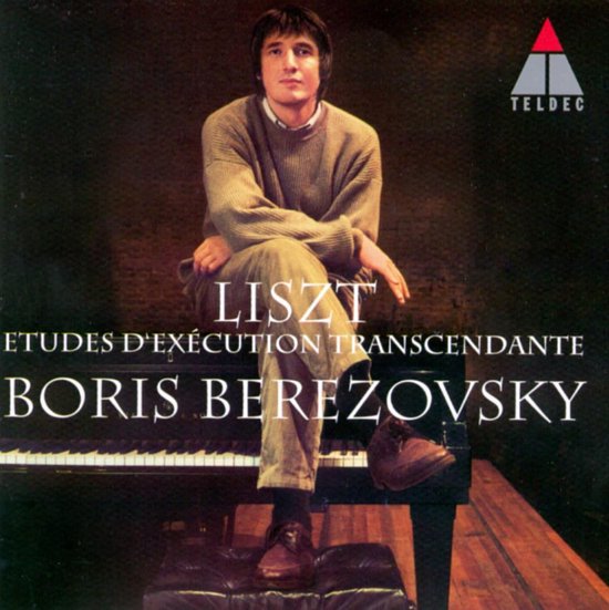 Boris Berezovsky zit op een pianokruk voor een vleugel, met de tekst LISZT ETUDES D'EXECUTION TRANSCENDANTE.