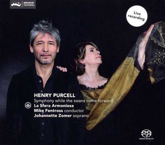 Man met grijs haar, zwarte jas, vrouw met bruin haar, gouden sjaal. Tekst: Henry Purcell Symphony while the swans come forward.