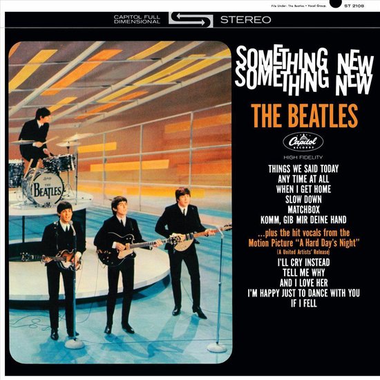 The Beatles in zwarte pakken op een podium. Ringo Starr drumt, John, Paul en George bespelen hun gitaar. Albumtitel 'Something New' bovenaan.