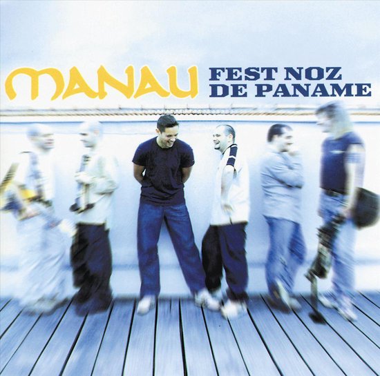 De albumhoes van 'Fest Noz De Paname' met de band Manau, vijf mannen in casual kleding op een houten vloer.