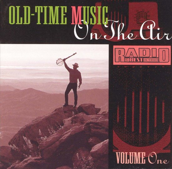 Een man met een banjo staat op een rots en kijkt uit over de bergen. De tekst luidt 'OLD-TIME MUSIC ON THE AIR RADIO THE BEST IN TOWN VOLUME ONE'.