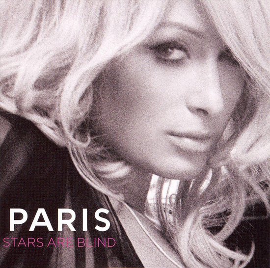 Close-up van Paris Hilton op de hoes van de single 'Stars Are Blind'. Haar blonde haar valt over haar gezicht.