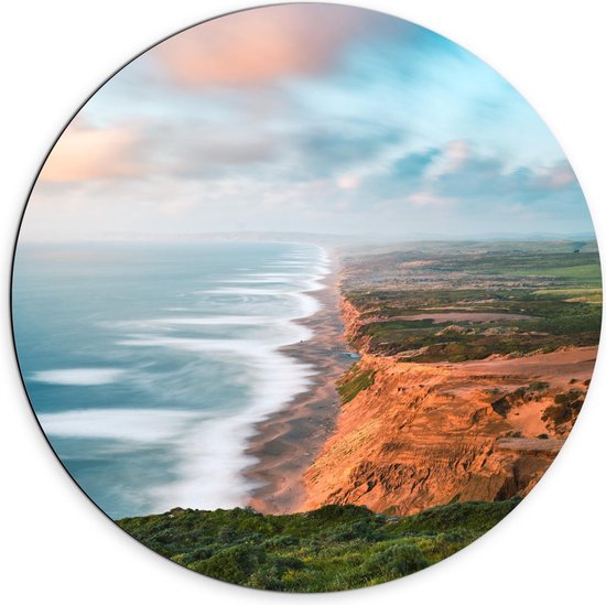 Dibond Wandcirkel - Landschap van Bergen aan de Zee  - 70x70cm Foto op Aluminium Wandcirkel (met ophangsysteem)