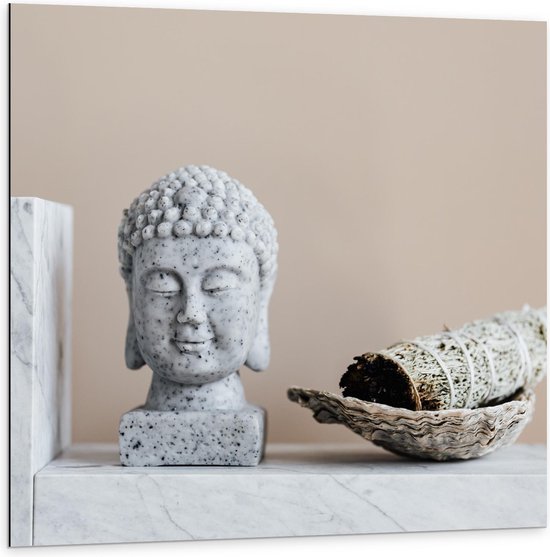Dibond - Grijze Boeddha op Marmer Blok - 100x100cm Foto op Aluminium (Wanddecoratie van metaal)
