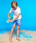 Jongetje met witte T-shirt met tekst 'BLUE BY SEASONS', draagt een lichtblauwe zwembroek met paarse spatten.
