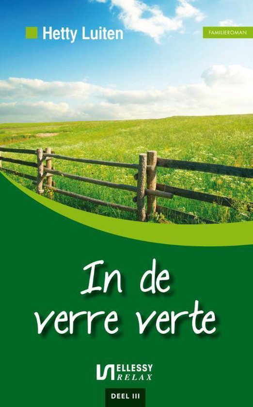 Boekcover van 'In de verre verte', een familieroman van Hetty Luiten. Groene glooiende velden en een houten hek onder een blauwe lucht.