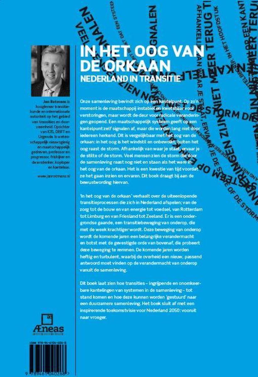 Achterkant boek 'In het oog van de orkaan' met foto van auteur Jan Rotmans en tekst over Nederland in transitie.
