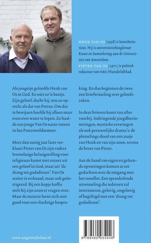 Twee mannen, vader en zoon, staan voor de camera. De oudere man links draagt een blauwe trui. De jongere man rechts draagt een groen shirt.