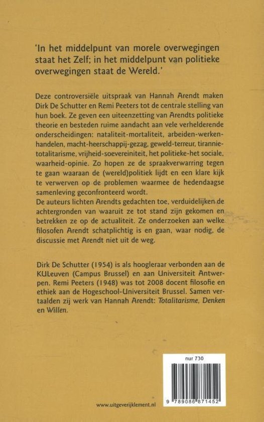 Achterkant boek 'In het middelpunt van morele overwegingen staat het Zelf'. Tekst in het Nederlands over Hannah Arendt.