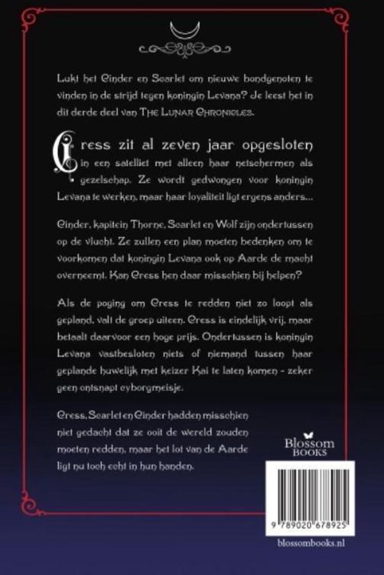 Achterkant van het boek 'Cress' met tekst over het verhaal en de auteursnaam Marissa Meyer. Titel The Lunar Chronicles.