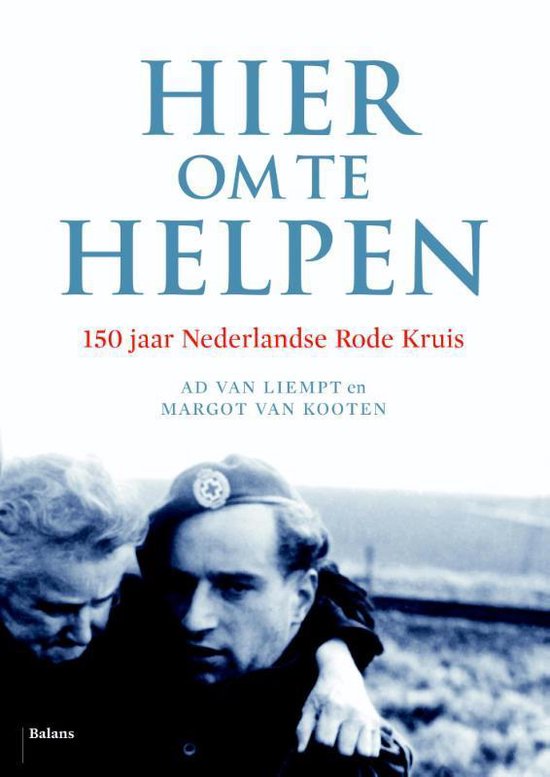 Boek met de titel 'HIER OM TE HELPEN 150 jaar Nederlandse Rode Kruis' met twee personen op de voorgrond.