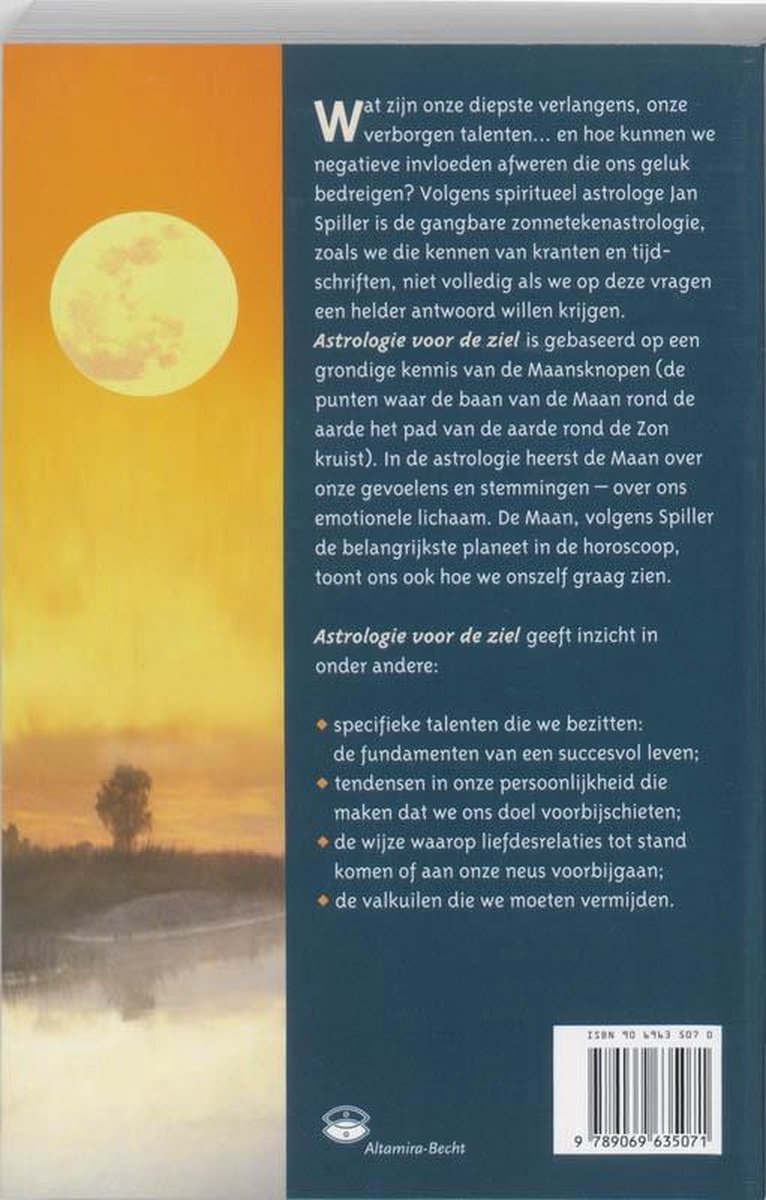 Achterkant van een boek met tekst en een afbeelding van een volle maan boven een landschap.