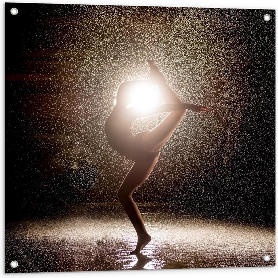 Tuinposter – Ballet Meisje in de Regen - 80x80cm Foto op Tuinposter  (wanddecoratie voor buiten en binnen)