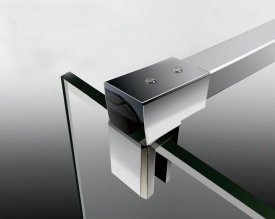 Detailopname van de metalen hoekverbinding van een glazen douchewand met chromen afwerking.