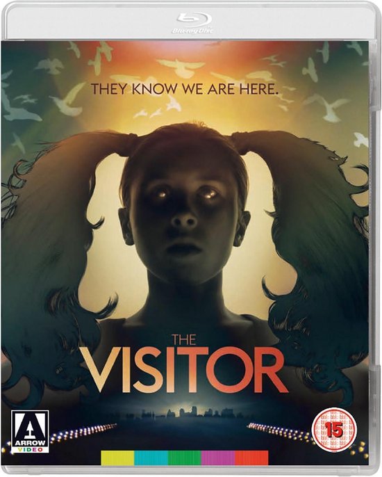 The Visitor Blu-ray hoes: een jongen met vleugels, met de tekst "THEY KNOW WE ARE HERE."