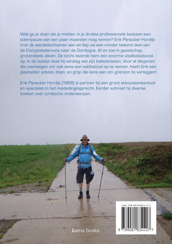 Man met hoed, wandelstokken en rugzak staat op een pad in het veld. Boek met tekst.
