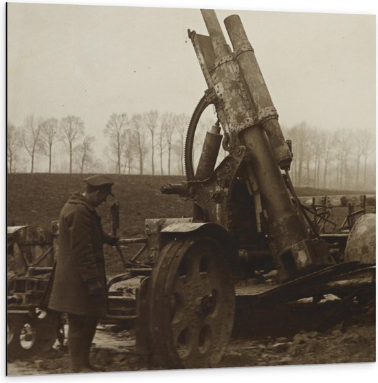 Dibond - Foto uit de Oorlog met Kanon - 100x100cm Foto op Aluminium (Met Ophangsysteem)
