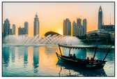 Toeristische boot voorbij prachtige fonteinen in Dubai - Foto op Akoestisch paneel - 90 x 60 cm