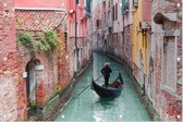 Italiaanse gondelier door de groene wateren van Venetië - Foto op Tuinposter - 60 x 40 cm