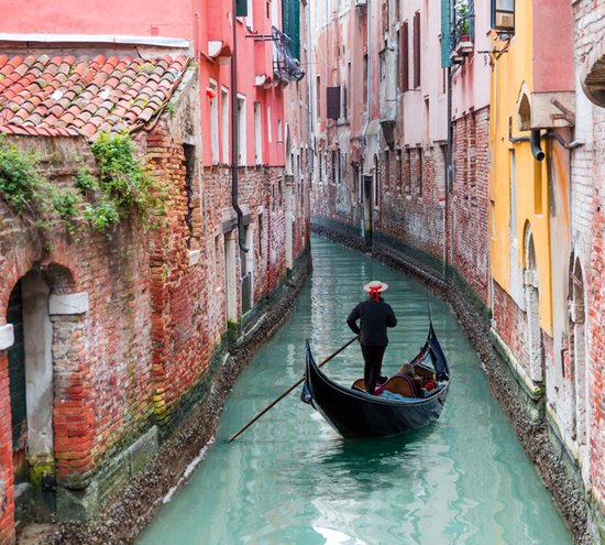 Gondolier italien à travers les eaux vertes de Venetië, - Papier peint photo (en ruelles) - 450 x 260 cm