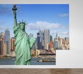 Vrijheidsbeeld en Hudson voor de skyline van New York - Fotobehang (in banen) - 450 x 260 cm