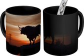 Magische Mok - Foto op Warmte Mok - Silhouet van een stier bij zonsondergang - 350 ML