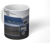 Mok - Een luxe limousine naast een privé vliegtuig - 350 ML - Beker
