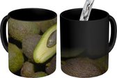 Magische Mok - Foto op Warmte Mok - Eenzame avocado helft op een hoopje - 350 ML