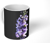 Mok - Een paars gekleurde violette op een zwarte achtergrond - 350 ML - Beker