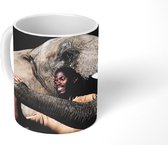 Mok - Koffiemok - Portret van een man en een olifant op een zwarte achtergrond - Mokken - 350 ML - Beker - Koffiemokken - Theemok