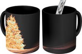 Magische Mok - Foto op Warmte Mokken - Koffiemok - Een verlichtte kerstboom tijdens de nacht - Magic Mok - Beker - 350 ML - Theemok