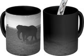 Magische Mok - Foto op Warmte Mokken - Koffiemok - Silhouet van een olifant in de Serengeti in zwart-wit - Magic Mok - Beker - 350 ML - Theemok