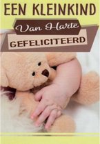 Een kleinkind! Van harte gefeliciteerd! Een bijzondere wenskaart met een afbeelding van een baby die een beer vast heeft. Een dubbele wenskaart inclusief envelop en in folie verpakt.