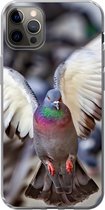 Geschikt voor iPhone 12 Pro Max hoesje - Close-up van een opvliegende duif - Siliconen Telefoonhoesje