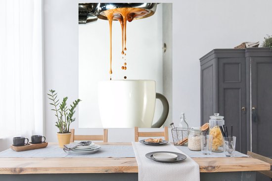 Le café coule de la cafetière dans la tasse de café Poster 120x160 cm - Tirage photo sur Poster (décoration murale salon / chambre) XXL / Groot format!