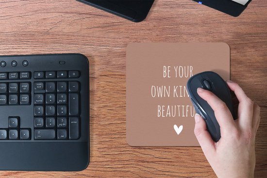 Muismat 20x20 cm - Mousepad Engelse quote "Be your own kind of beautiful" met een hartje tegen een bruine achtergrond - Muismatten