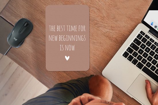 Muismat 18x27 cm - Mousepad Engelse quote "The best time for new beginnings is now" met een hartje op een bruinen achtergrond - Muismatten