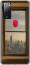 Geschikt voor Samsung Galaxy S20 FE hoesje - Rode ballon vliegt langs raam in New York - Siliconen Telefoonhoesje