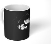 Mok - Een tent in het donker - zwart wit - 350 ML - Beker