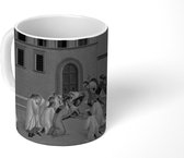 Mok - Three miracles of Saint Zenobius - Schilderij van Sandro Botticelli - zwart wit - 350 ML - Beker