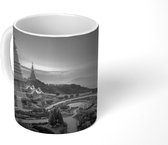 Mok - De twee koninklijke tempels van het Nationaal park Doi Inthanon in de nacht - zwart wit - 350 ML - Beker