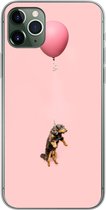 Geschikt voor iPhone 11 Pro Max hoesje - Teckel zweeft omhoog door een ballon - Siliconen Telefoonhoesje