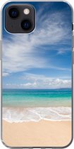 Geschikt voor iPhone 13 mini hoesje - Een tropisch strand op Hawaii waar de golven aanspoelen op - Siliconen Telefoonhoesje