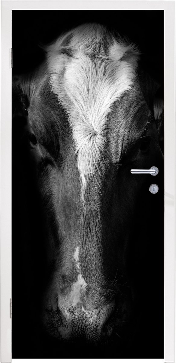 Afbeelding van product StickerSnake  Deursticker Portretfoto koe op zwarte achtergrond in zwart-wit - 90x205 cm - Deurposter